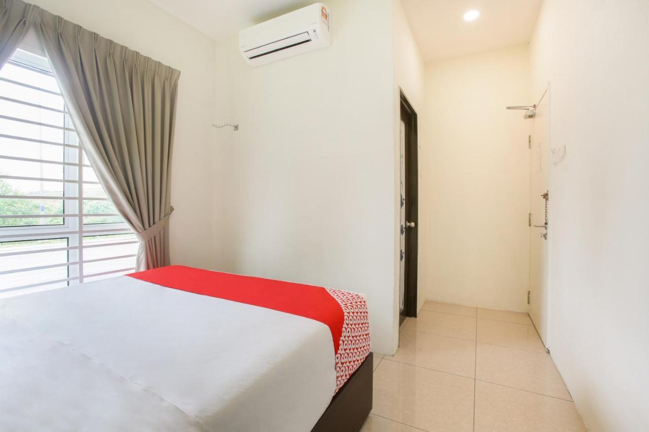 Oyo 89677 Sunflower Hotel سِريمبان المظهر الخارجي الصورة