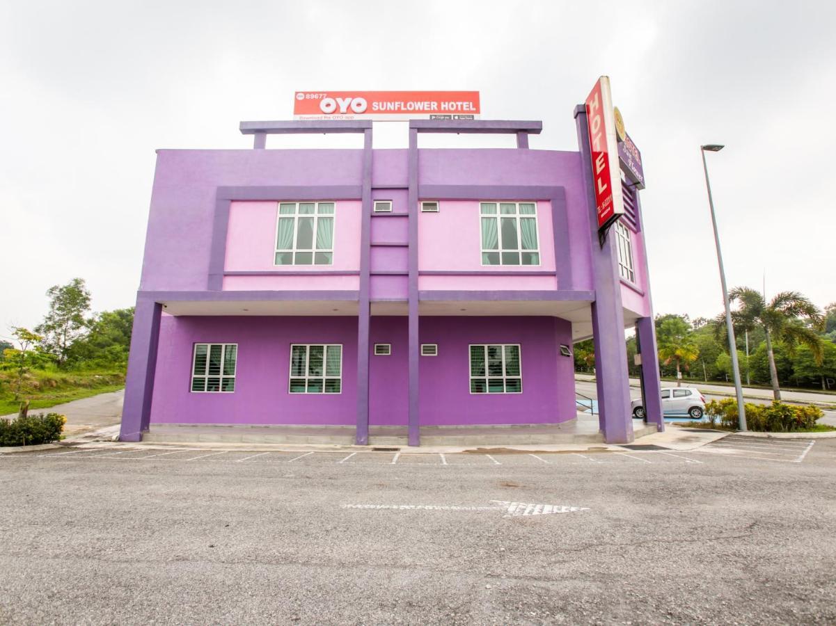 Oyo 89677 Sunflower Hotel سِريمبان المظهر الخارجي الصورة
